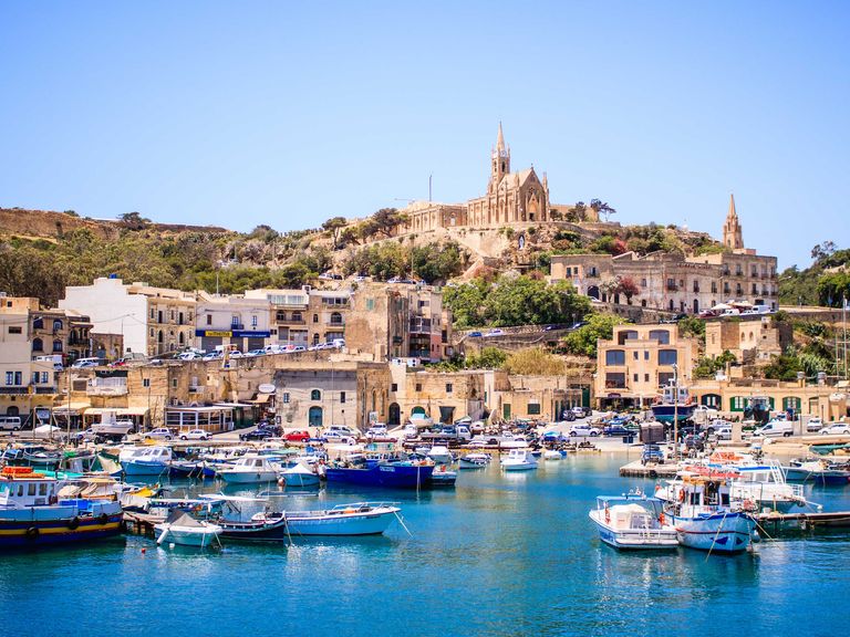Der Hafen von Mgarr auf der maltesischen Insel Gozo Boote schaukeln auf dem Wasser vor Gozo, Malta