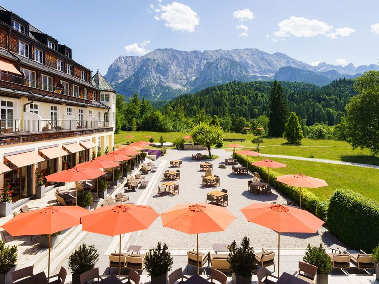 Sonnenterrasse des Schloss Elmau in Bayern