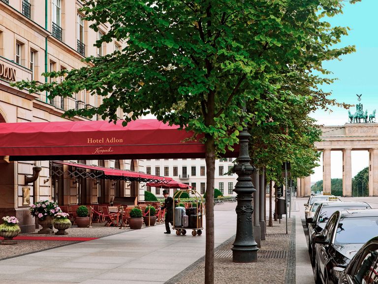 Au&szlig;enaufnahme Hotel Adlon Kempinski Berlin, Blick aufs Brandenburger Tor