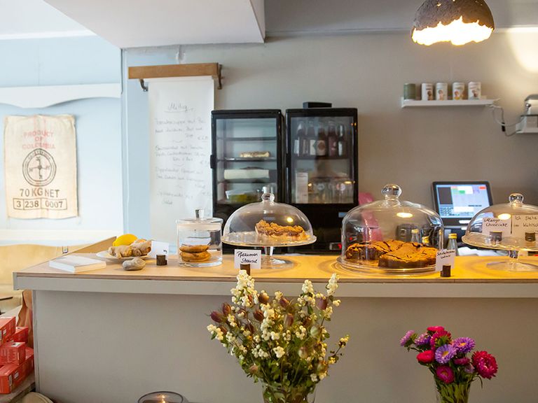 Hier zu sehen: die Kuchentheke im „Café Juli“ in Aachen. Café Juli in Aachen, Kuchentheke