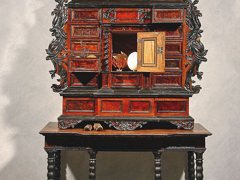 Kunstvoller Schrank