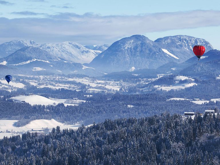 Auch 2024 findet wieder das „Kaiserwinkl Alpin Ballooning“ statt. Heißluftballons fliegen über Tirol hinweg