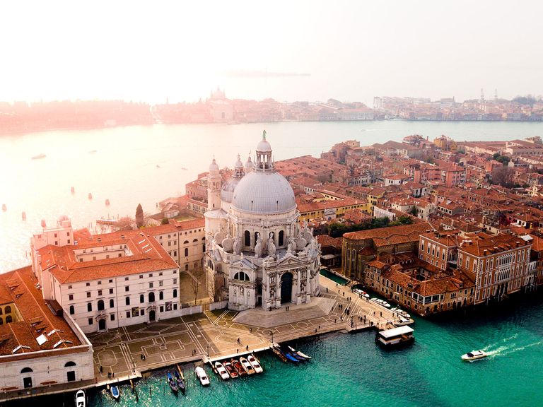 In Venedig wird der Karneval jedes Jahr gebührend gefeiert. Venedig von oben