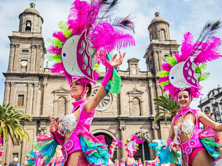 Kostümierte Tänzerinnen auf Gran Canaria, zum Karneval