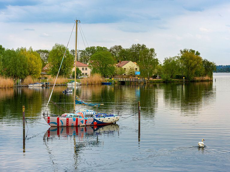 Brandenburg hält zahlreiche schöne Radrouten bereit. Boot auf der Havel, Werder an der Havel