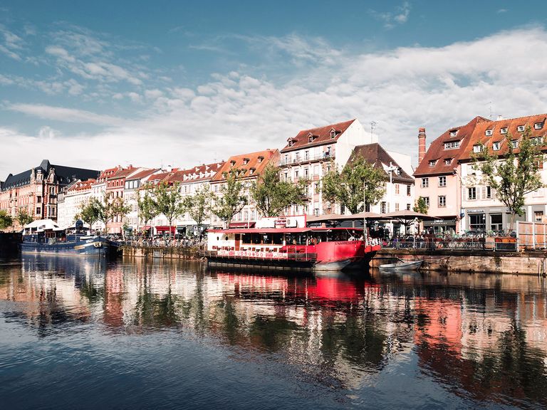 Die Ill umfließt die Grand Île in Straßburg und ist daher an vielen Ecken der Stadt zu sehen. Straßburg, durchzogen vom Fluss Ill