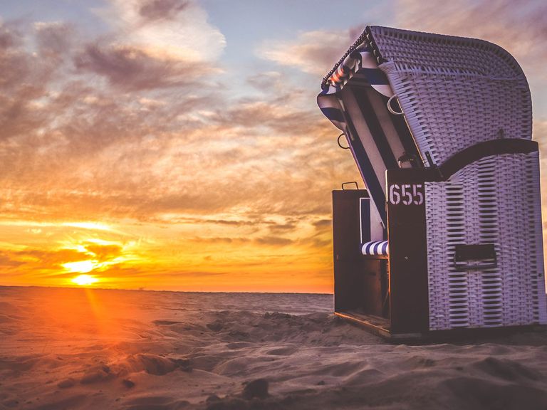 Strandkorb auf Juist, Sonnenuntergang