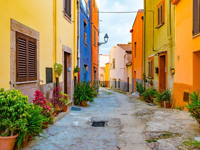 Altstadt von Alghero auf Sardinien, leere Gasse, bunte Häuser