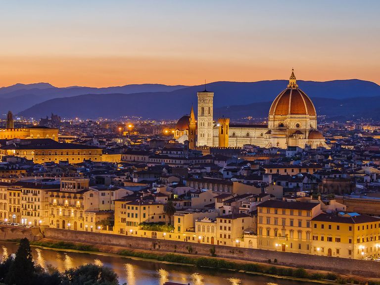Traumhaftes Panorama: Blick auf das abendliche Florenz Blick auf Florenz, Italien
