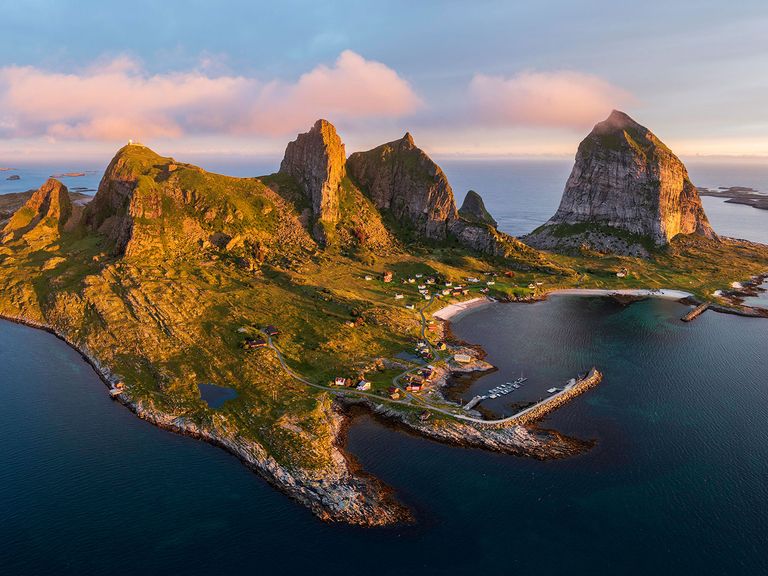 Sanna ist eine der vier bewohnten Inseln von Træna. Sanna, Insel des Archipels Træna, von oben