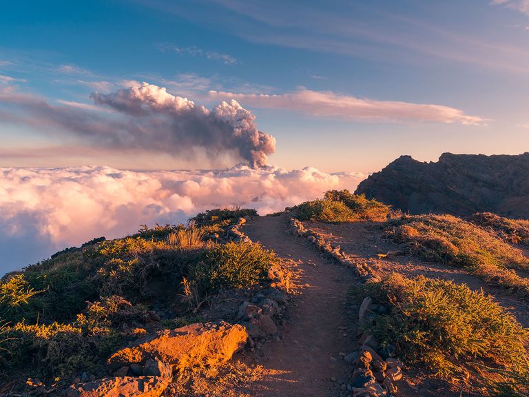 Die Cumbre Vieja ist wunderschön – aber birgt auch Gefahren. Wanderweg auf der Cumbre Vieja, Vulkangase im Hintergrund
