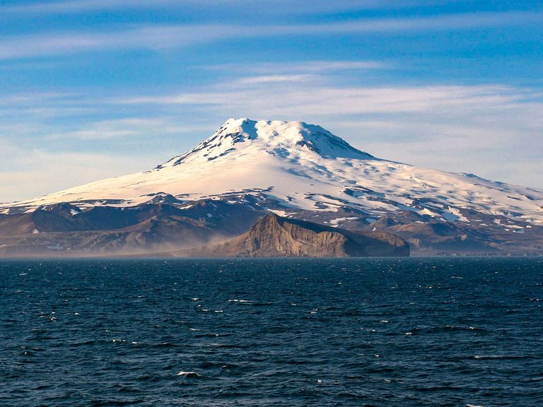 Der Beerenberg ist noch immer aktiv, gilt aber als relativ ungefährlich. Blick auf den Beerenberg vom Wasser aus (Vulkan auf Jan Mayen)