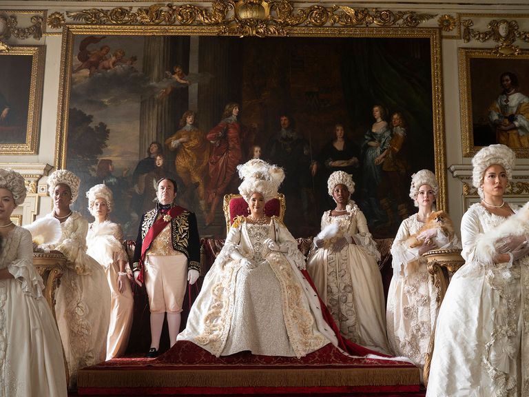 Queen Charlotte (Golda Rosheuvel) empfängt in ihrem Palast Besuch – genutzt wurde hierfür Wilton House. Bridgerton-Szene im Wilton House, Queen Charlotte und Bedienstete