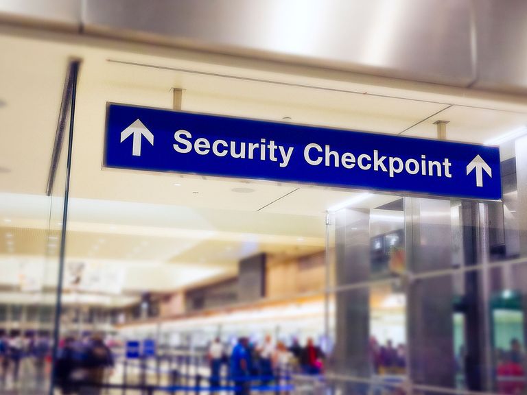 Sicherheitskontrolle an einem Flughafen Sicherheitskontrolle am Flughafen