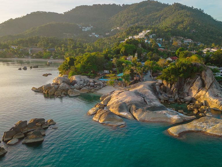 Unbeschreiblich schön: die Insel Ko Samui im Golf von Thailand. Blick auf Felsen an der Küste von Ko Samui