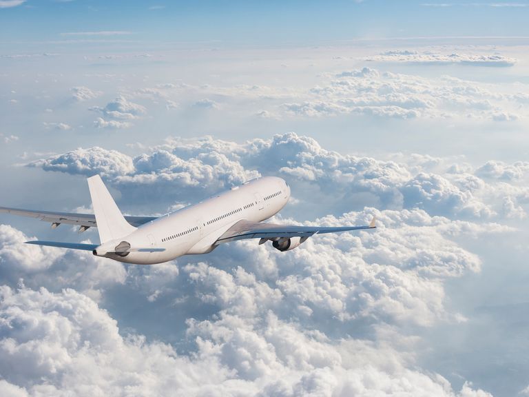 Ein Flugzeug fliegt über den Wolken