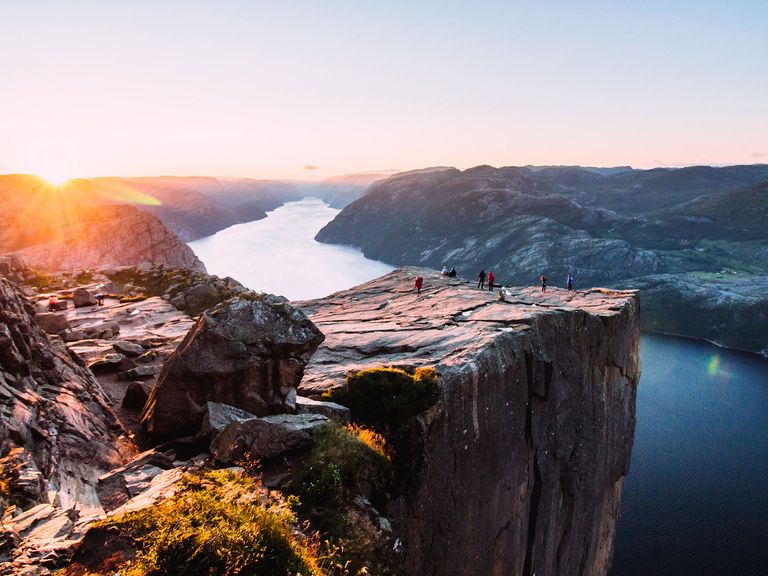 Personen auf dem Preikestolen in Norwegen