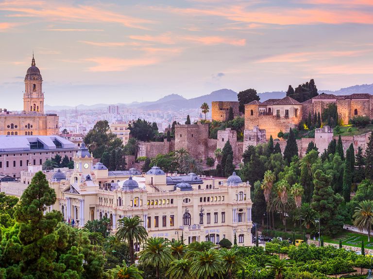 Sonnenuntergang über dem historischen Zentrum von Málaga Blick auf das Zentrum von Málaga