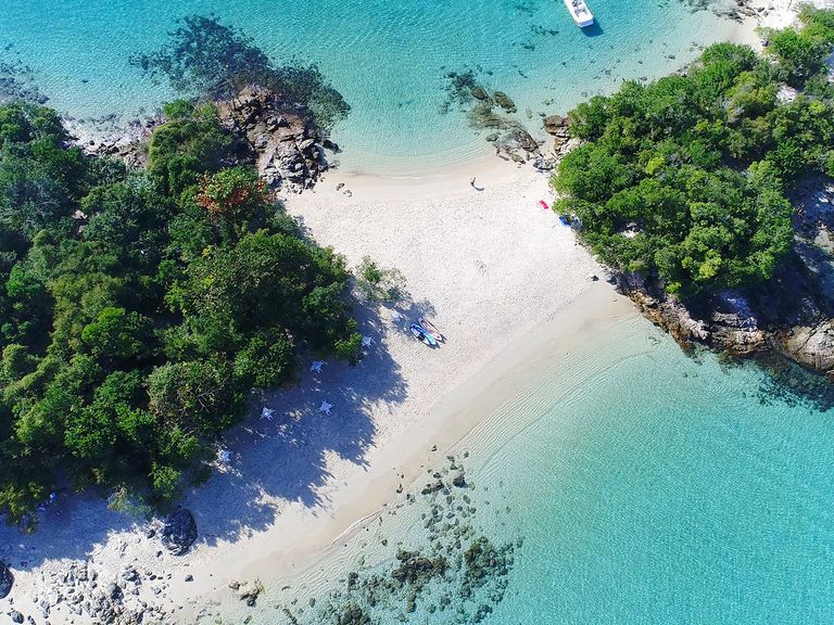 Hier zu sehen: die wunderschöne Bucht zwischen der Ilha de Cataguás und Angra dos Reis. Luftaufnahme von puderweißem Strand auf der Ilha de Cataguás