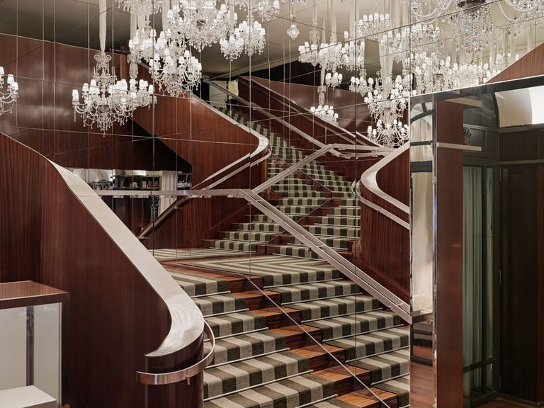 Treppen und Kronleuchter im Le Royal Monceau, Raffles Paris