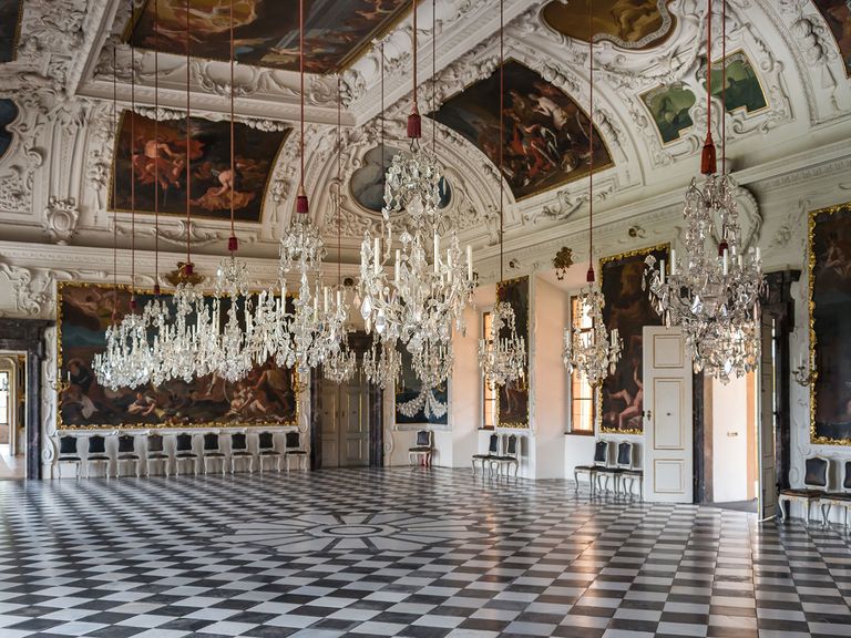 Prächtige Kronleuchter und Deckengemälde prägen die Prunkräume in Schloss Eggenberg. Prunkraum im Schloss Eggenberg in Graz