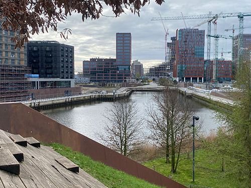 Blick auf Kräne und Hochhäuser in der Hafencity