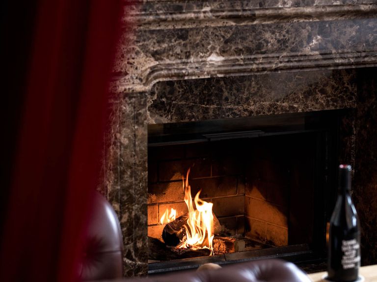 Kamin in der Royal Oak Suite im Grand Hôtel Wiesler, Nahaufnahme