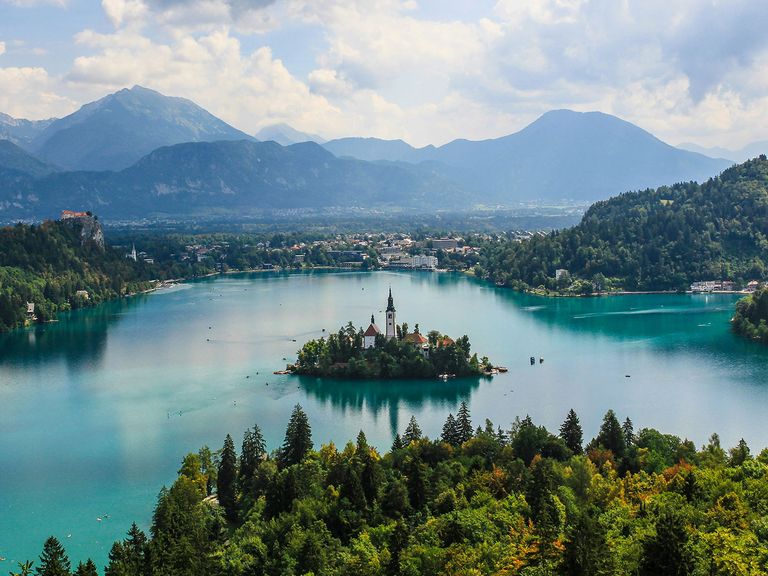 Hier zu sehen: der Lake Bled mit der Insel Blejski Otok in Slowenien. Lake Bled mit der Insel Blejski Otok, Slowenien