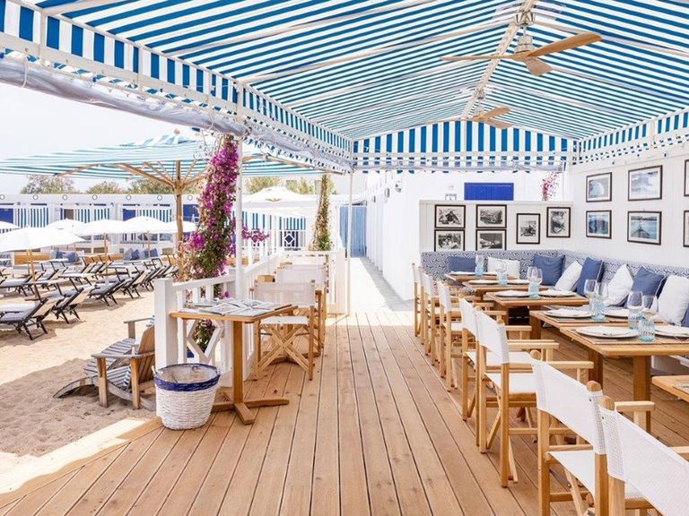 Einrichtung und Markise im Coccaro Beach Club