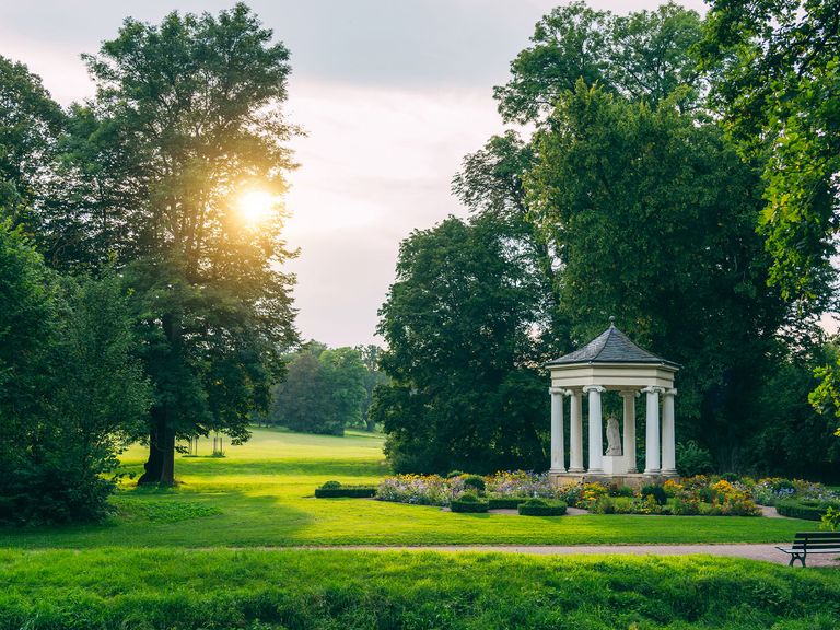 Weimar hält viele Parks und grüne Landschaften bereit. Park mit Pavillon in Weimar