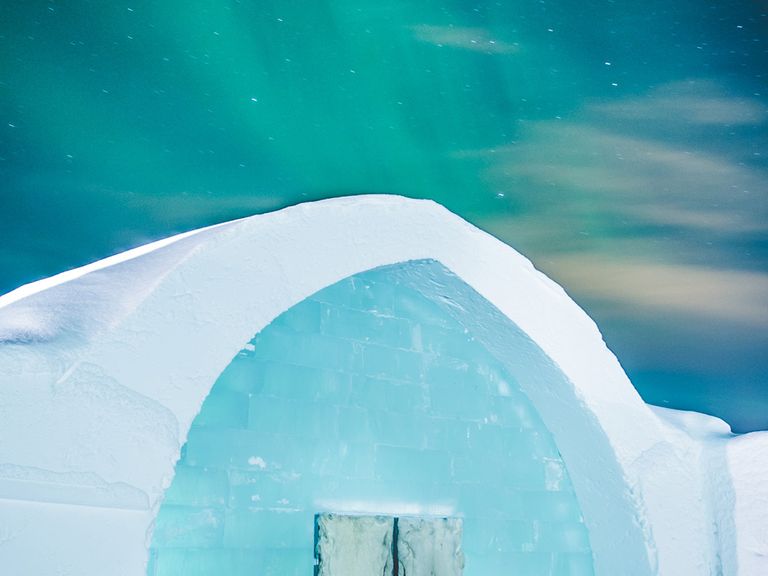 Polarlichter über dem Icehotel in Jukkasjärvi