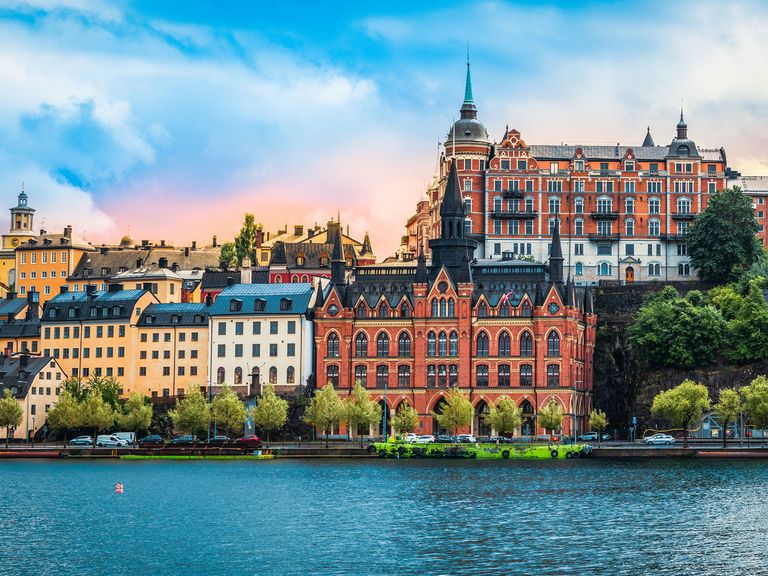 Blick vom Wasser aus auf den Stockholmer Stadtteil Södermalm Blick auf den Stadtteil Södermalm in Stockholm vom Wasser aus