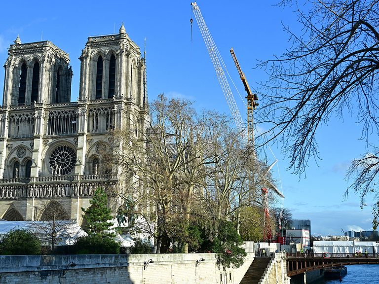 Vor mehr als fünf Jahren brach in der Kathedrale Notre-Dame de Paris ein verheerender Großbrand auf. Nun öffnet sie wieder ihre Pforten für Besucher. Kathedrale Notre-Dame de Paris mit Baukran