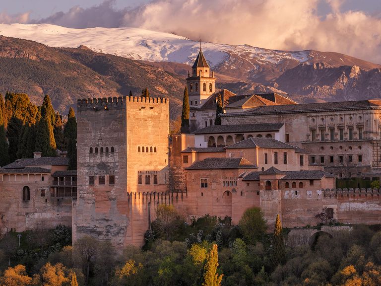 Beeindruckende Palastanlage: die Alhambra von Granada Blick auf die Alhambra von Granada, Spanien