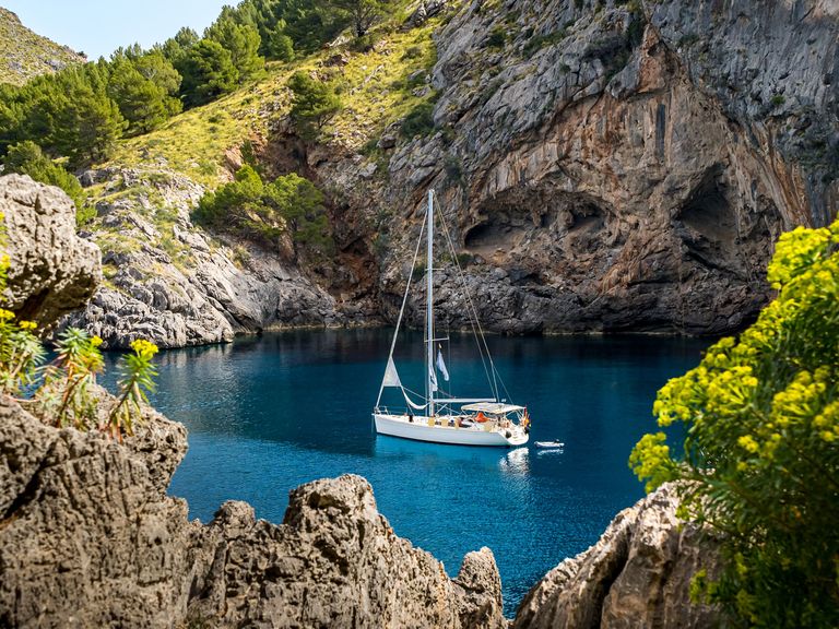 Mallorca hat viel mehr zu bieten als Ballermann und Meer. Boot dümpelt in einer Bucht von Mallorca