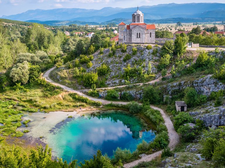 Hier zu sehen: die Cetina-Quelle und die Kirche des Heiligen Erlösers in Kroatien. Cetina-Quelle und Kirche des Heiligen Erlösers in Kroatien