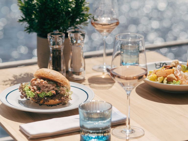 Fischbrötchen deluxe: das DECK 4 des Hotel Vier Jahreszeiten in Hamburg DECK 4, Hotel Vier Jahreszeiten, Hamburg