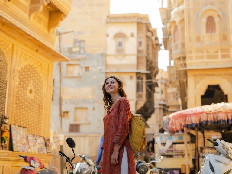 Auf der Suche nach neuen Impulsen: Diese Reisetrends erwarten uns 2026. Eine Frau entdeckt die Altstadt von Jaisalmer in Indien