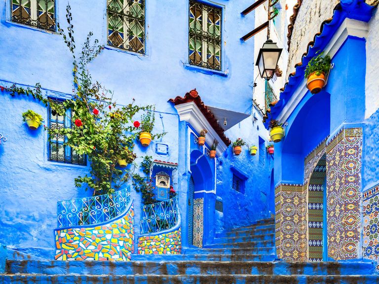 Chefchaouen in Marokko besticht mit blau getünchten Häusern und Treppen. Chefchaouen in Marokko