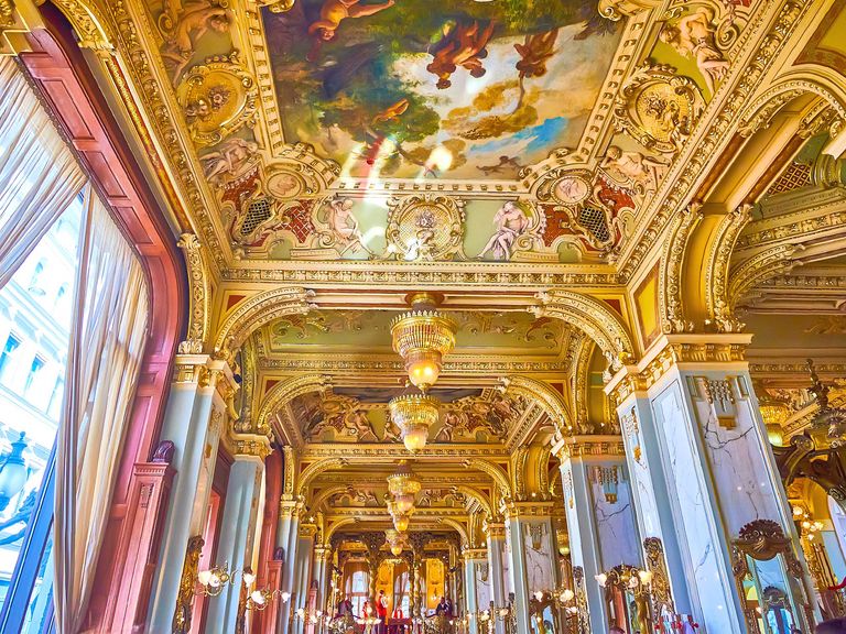 Das New York Café in Budapest ist eines der schönsten in ganz Europa. Prächtige Innenausstattung im New York Café, Budapest
