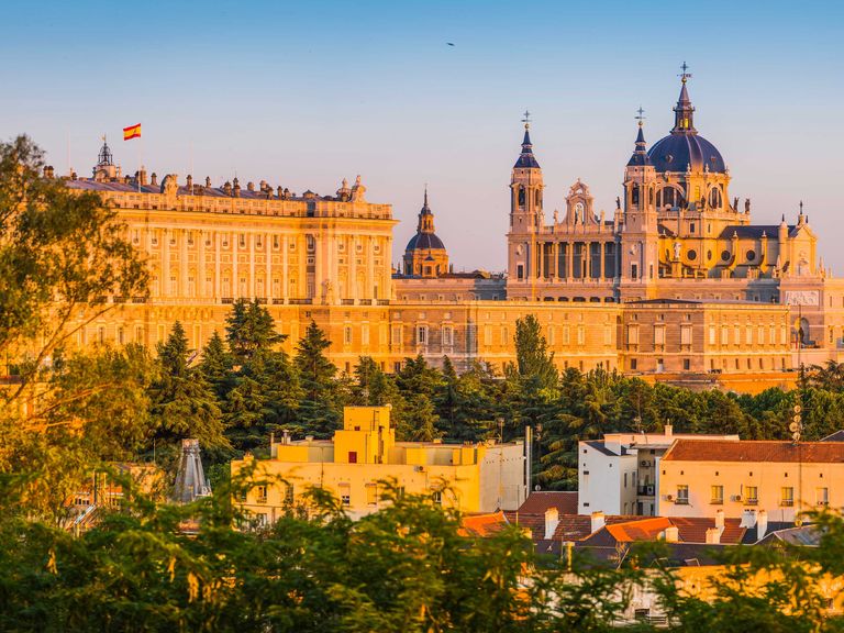 Blick auf Almundena-Kathedrale und Palacio Real, Madrid