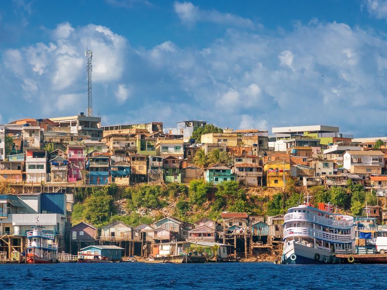 Bunte Häuser säumen das Amazonas-Ufer im brasilianischen Manaus. Stadtansicht Manaus am Amazonas, Brasilien