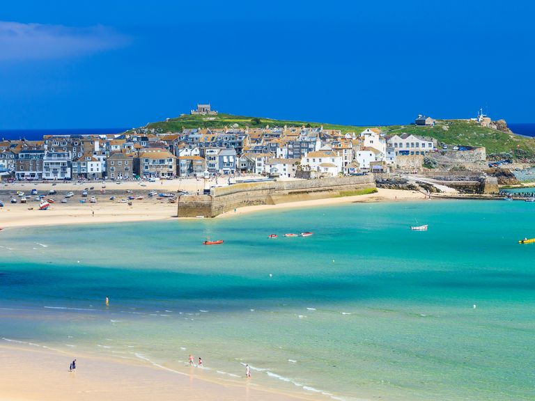 Bekannt für Licht und Leuchte: der Küstenort St Ives Küstenstadt St Ives in Cornwall