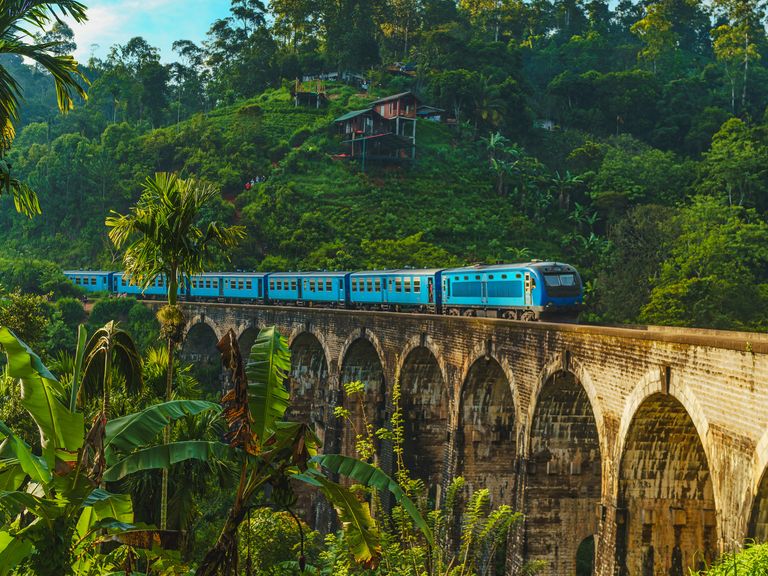 Zug f&auml;hrt auf der Nine Arches Bridge bei Ella, Sri Lanka