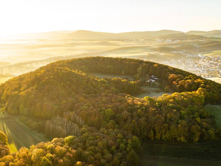 Ja, auch in Deutschland gibt es Vulkane: In der Vulkaneifel warten zahlreiche Maare und Krater. Niederzissen, Bausenberg