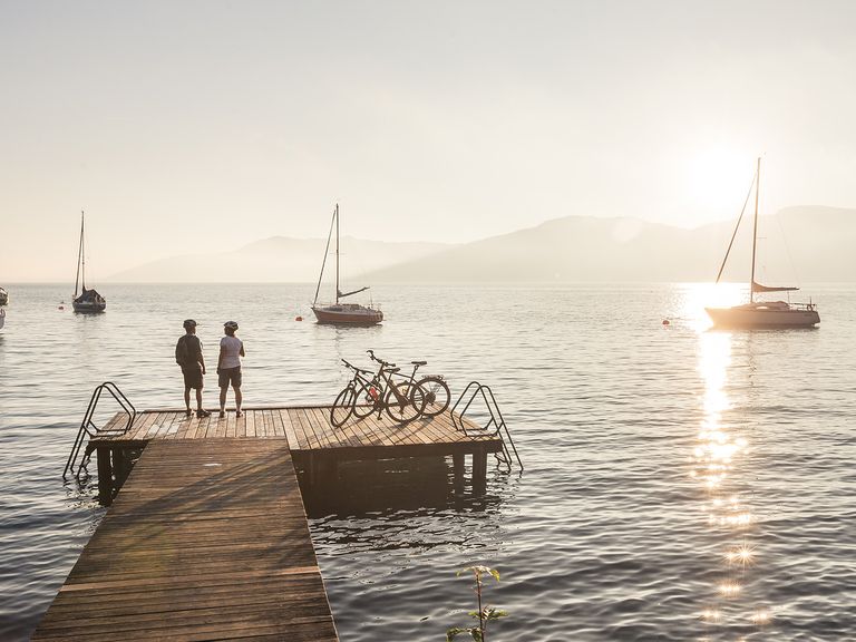 Oberösterreich Radfahren Steg Attersee