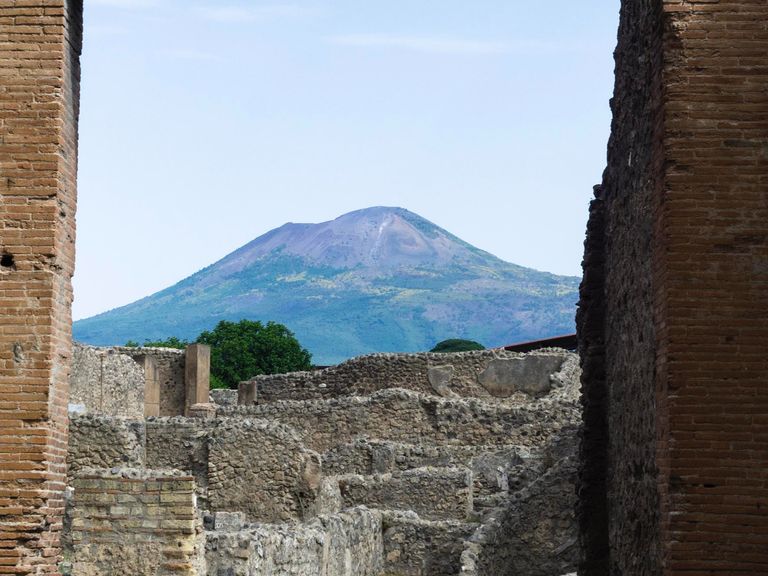 Im Jahr 79 versank Pompeji unter der glühend heißen Asche des Vesuvs. Italien, Pompeji, Blick auf den Vesuv
