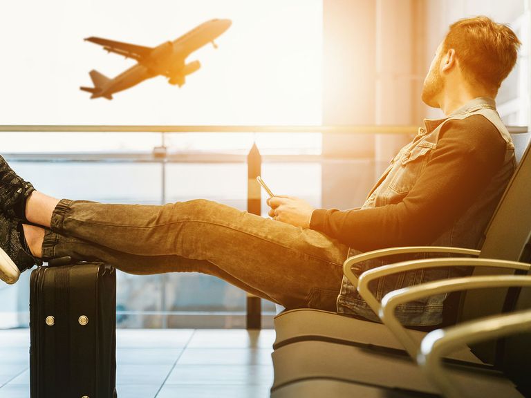 Symbolfoto, Reisen mit chronischen Krankheiten, Mann am Flughafen