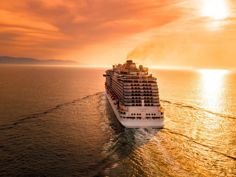 Kreuzfahrtschiff auf hoher See