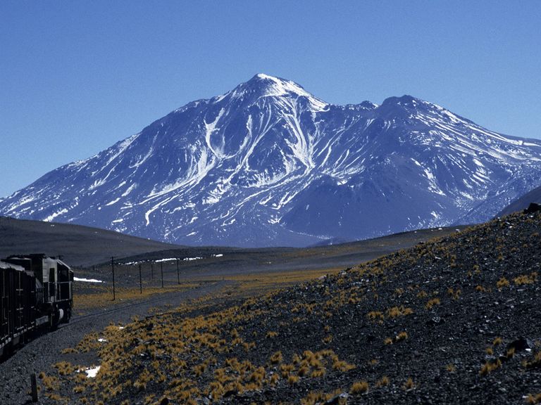 Der Tren a las Nubes befördert Passagier:innen durch einen kleinen Teil der argentinischen Anden. Tren a las Nubes, Anden im Hintergrund